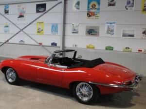 Image 9/11 of Jaguar E-Type (1968)