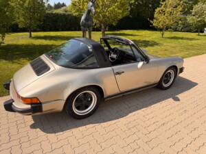 Image 15/88 of Porsche 911 Carrera 3.2 (1985)