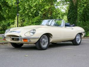 Image 2/50 de Jaguar E-Type (1969)