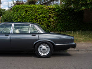 Image 12/23 of Daimler Double Six (1992)
