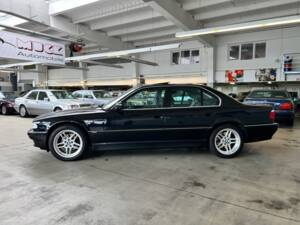 Immagine 8/48 di BMW 740i (2001)
