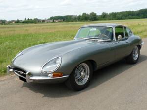 Image 4/22 de Jaguar E-Type (1968)