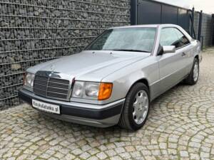 Imagen 3/100 de Mercedes-Benz 300 CE (1992)