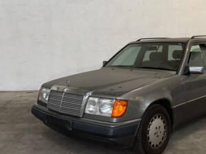 Imagen 6/81 de Mercedes-Benz 250 TD (1992)