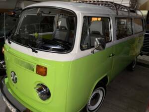 Image 2/11 de Volkswagen T2b Camper (1977)