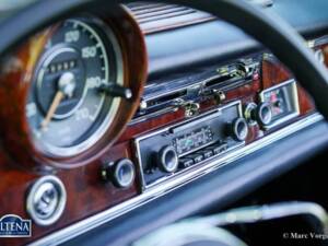 Image 37/52 de Mercedes-Benz 220 SE b (1963)