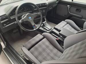 Image 12/12 of BMW 320i (1990)
