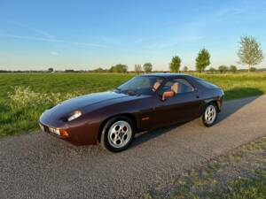 Image 2/5 of Porsche 928 (1981)