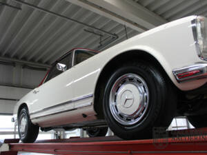 Image 10/50 de Mercedes-Benz 280 SL (1970)