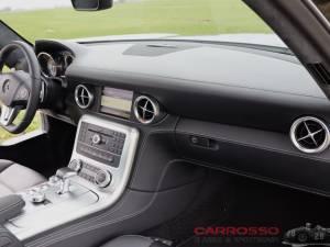 Imagen 46/50 de Mercedes-Benz SLS AMG (2011)