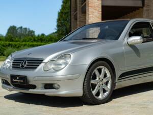 Image 9/50 of Mercedes-Benz C 320 Sportcoupé (2003)