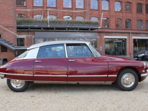 Image 4/23 of Citroën DS 21 Pallas (1967)