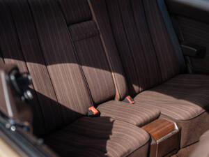 Image 38/40 of Mercedes-Benz 300 CE (1987)