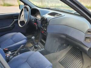 Immagine 13/25 di Alfa Romeo 146 - 1.4 T Spark (1997)