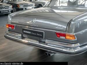 Image 13/15 de Mercedes-Benz 280 SE 3,5 (1970)