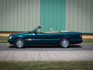 Image 4/26 of Mercedes-Benz E 320 (1996)