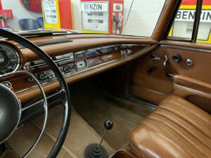 Image 9/15 of Mercedes-Benz 220 SE b (1965)