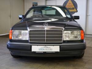 Image 4/42 de Mercedes-Benz 300 CE-24 (1993)