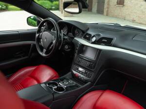 Bild 26/50 von Maserati GranTurismo 4.2 (2008)
