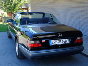 Imagen 107/171 de Mercedes-Benz E 220 (1994)