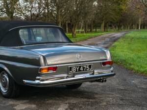 Image 18/50 de Mercedes-Benz 280 SE 3,5 (1971)