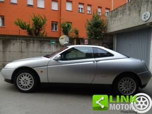 Image 3/10 de Alfa Romeo GTV 2.0 Twin Spark (1997)