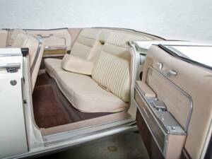 Image 13/20 of Lincoln Continental Convertible (1966)