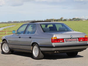 Image 2/41 of BMW 735i (1987)