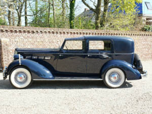 Image 13/50 of Packard eight (1937)