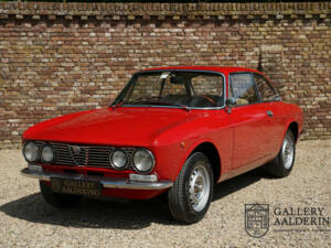 Image 29/50 de Alfa Romeo Giulia 1300 GT Junior (1975)