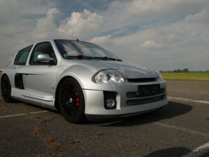 Imagen 2/27 de Renault Clio II V6 (2001)