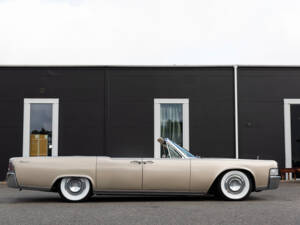 Immagine 5/135 di Lincoln Continental Convertible (1965)