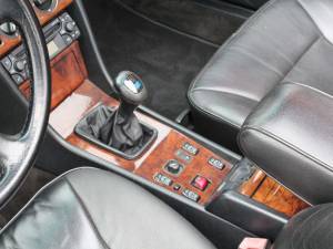 Image 13/20 of Mercedes-Benz 300 CE-24 (1996)