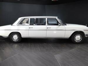 Immagine 6/30 di Mercedes-Benz 230 lang (1973)