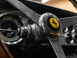 Image 26/43 de Ferrari 250 GTE (1963)