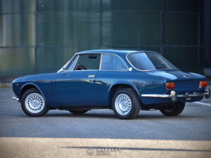 Image 3/85 de Alfa Romeo 1750 GT Veloce (1970)