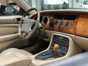 Image 13/75 de Jaguar XK8 4.0 (2000)