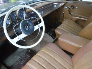 Image 15/50 of Mercedes-Benz 250 SE (1966)