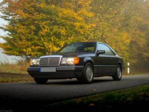 Image 6/36 de Mercedes-Benz 300 CE (1990)