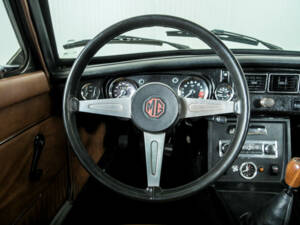 Image 8/50 of MG MGB GT V8 (1975)