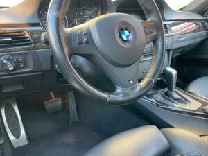 Image 19/28 of BMW 325d (2010)