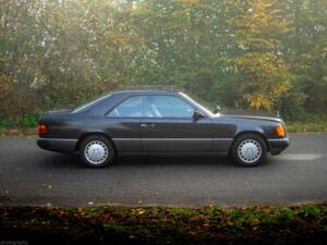 Image 21/36 de Mercedes-Benz 300 CE (1990)