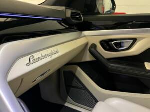 Image 12/18 of Lamborghini Urus (2019)