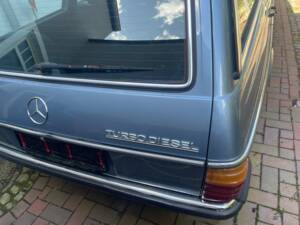 Image 4/12 of Mercedes-Benz 300 TD Turbodiesel (1985)