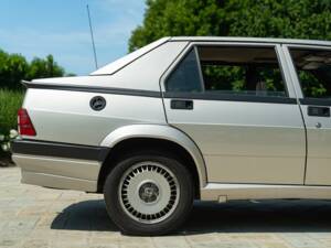 Immagine 17/50 di Alfa Romeo 75 2.0 Twin Spark (1989)