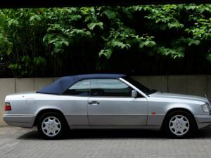 Image 5/69 of Mercedes-Benz E 320 (1994)