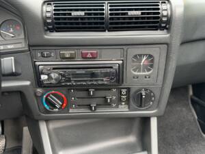 Bild 14/27 von BMW 320i (1989)