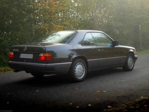 Image 19/36 de Mercedes-Benz 300 CE (1990)