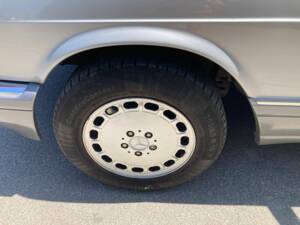 Immagine 8/29 di Mercedes-Benz 300 SE (1990)