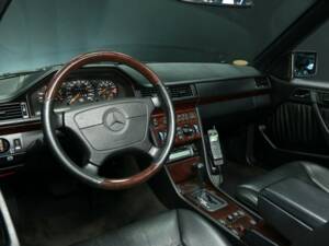 Immagine 13/30 di Mercedes-Benz E 320 (1997)